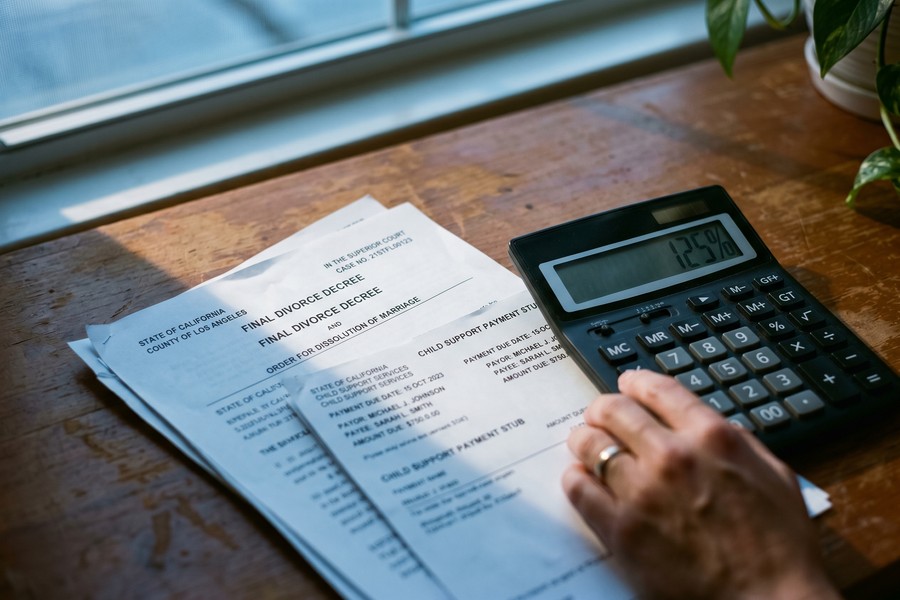 A side-by-side comparison chart showing single vs. joint mortgage application DTI thresholds