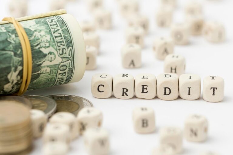 Infographic showing five hidden mistakes that increase personal loan interest rates despite good credit scores